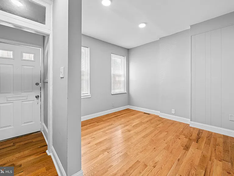 1011 W 5th St — Photo 2