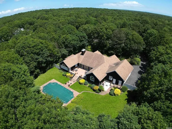 3 Corbett Dr, East Quogue, NY 11942