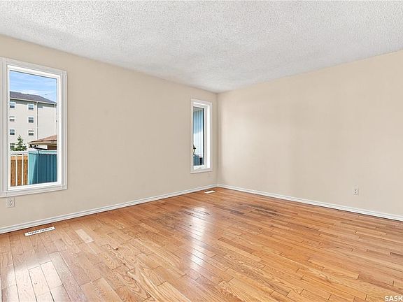 4th image of 986 Rowell CRESCENT N