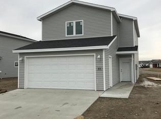 925 Madison Ln, Bismarck, ND 58503