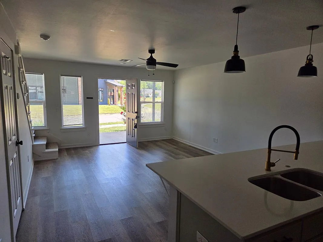 2 bed, 2.5 bath, 1121 sqft, $1,900 — Photo 3