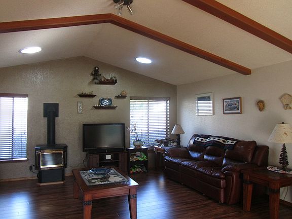 5th image of 2166 Victoria Ave