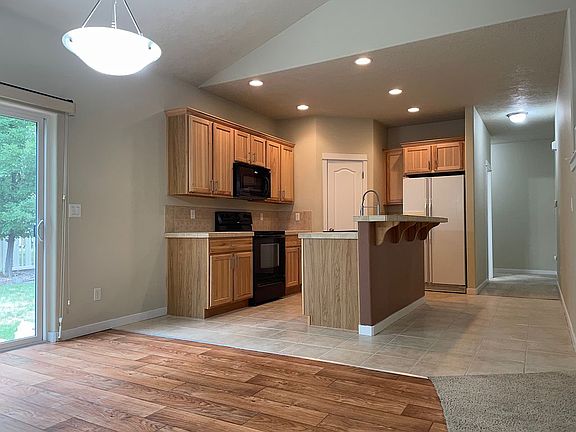 Kitchen with Breakfast Bar 