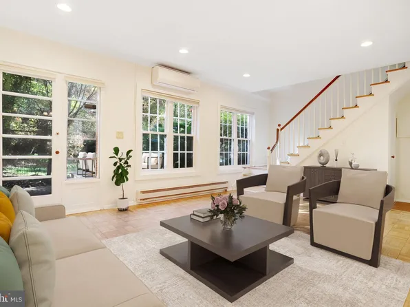 1116 Valley Dr, Alexandria, VA 22302