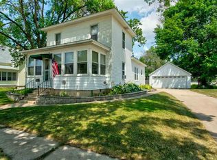 512 3rd St NE, Independence, IA 50644