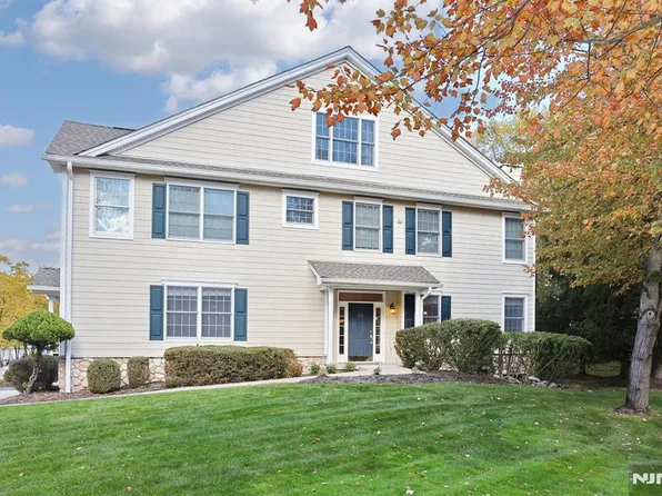 28 Woods Edge Rd, Old Tappan, NJ 07675
