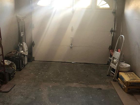 1 Car Garage 