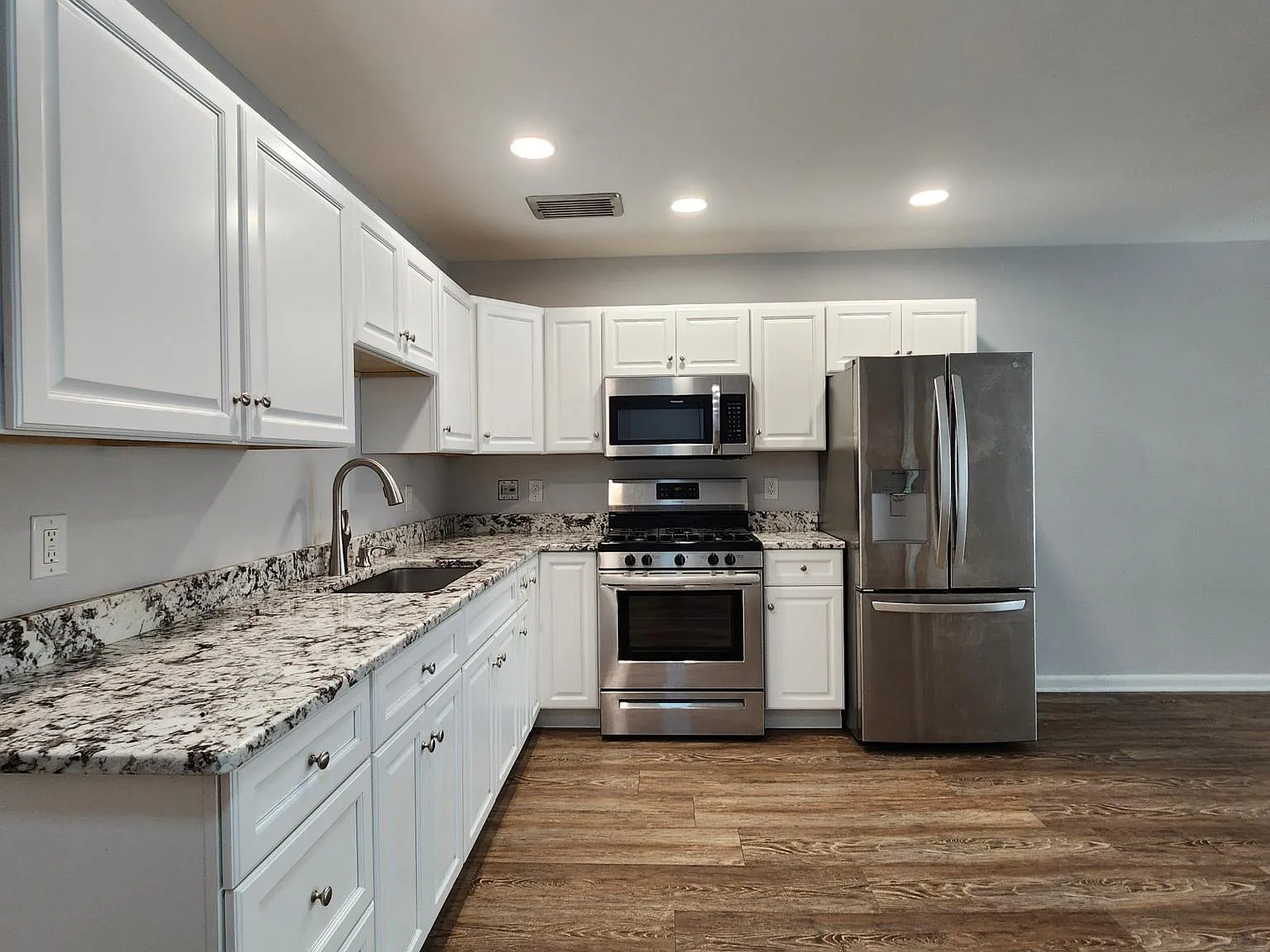 1 bed, 738 sqft, $2,000 — Photo 2