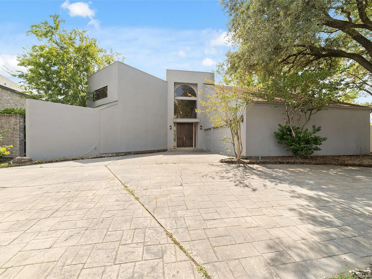 5 bed, 4.5 bath, 4900 sqft, $4,400 — Photo 1