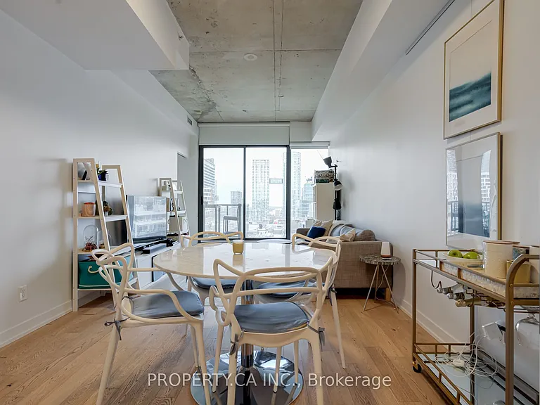 560 King St W #1111 — Photo 8