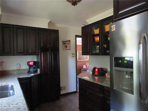 3rd image of 926 Terrace Dr