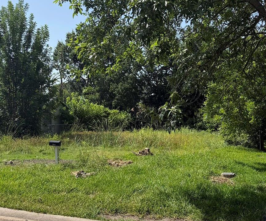 2nd image of 601 Maple Ave