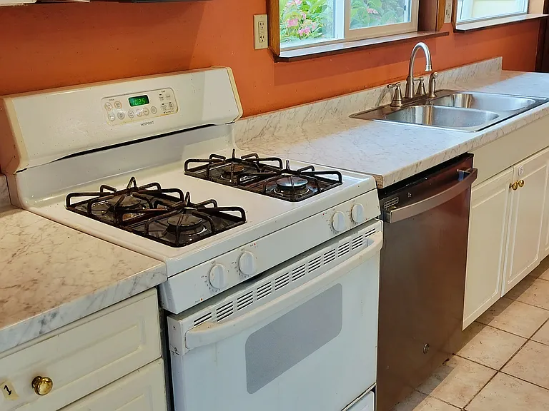 321 E Illinois St — Photo 22