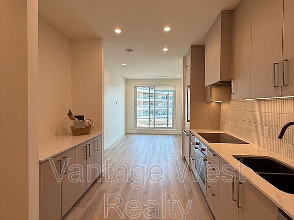 4th image of 3300 Lakeshore Rd #713