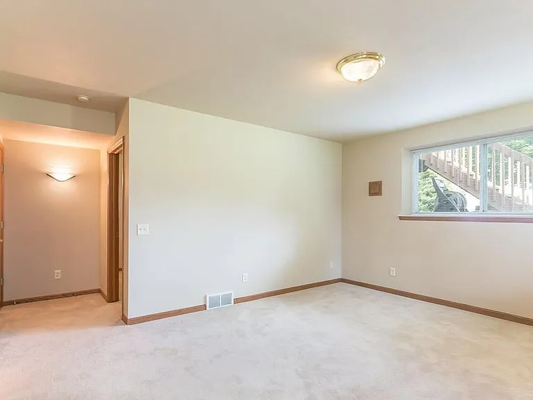1087 N Pine St — Photo 11