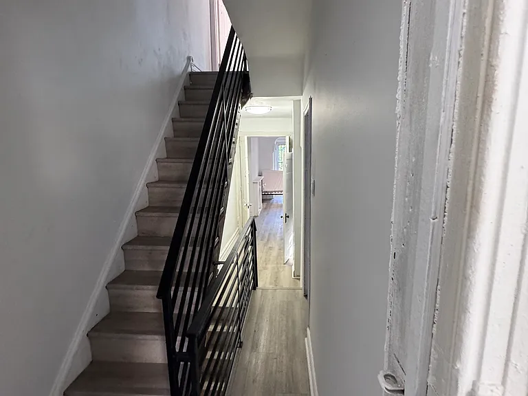 2412 Clifford St — Photo 5