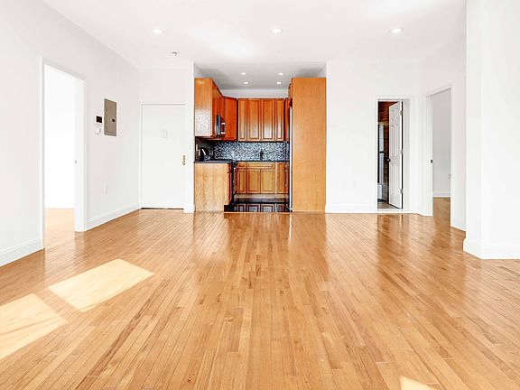 4th image of 59-40 Myrtle Ave #2