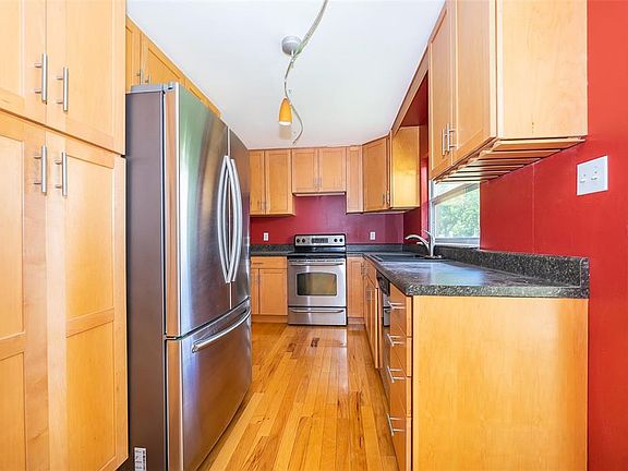 5th image of 1012 Carlson Dr