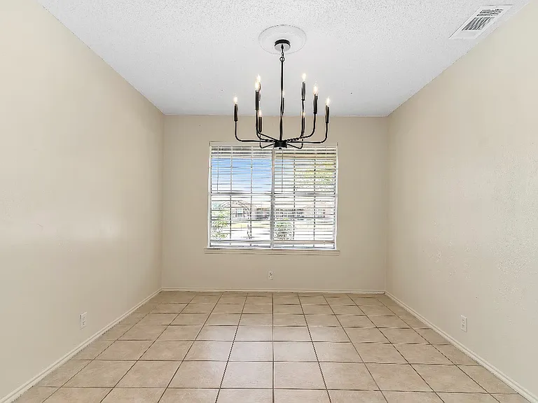 1401 N Nolan River Rd #A — Photo 3