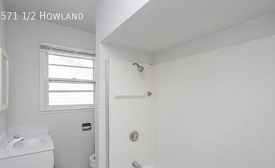 571 Howland Ave — Photo 2