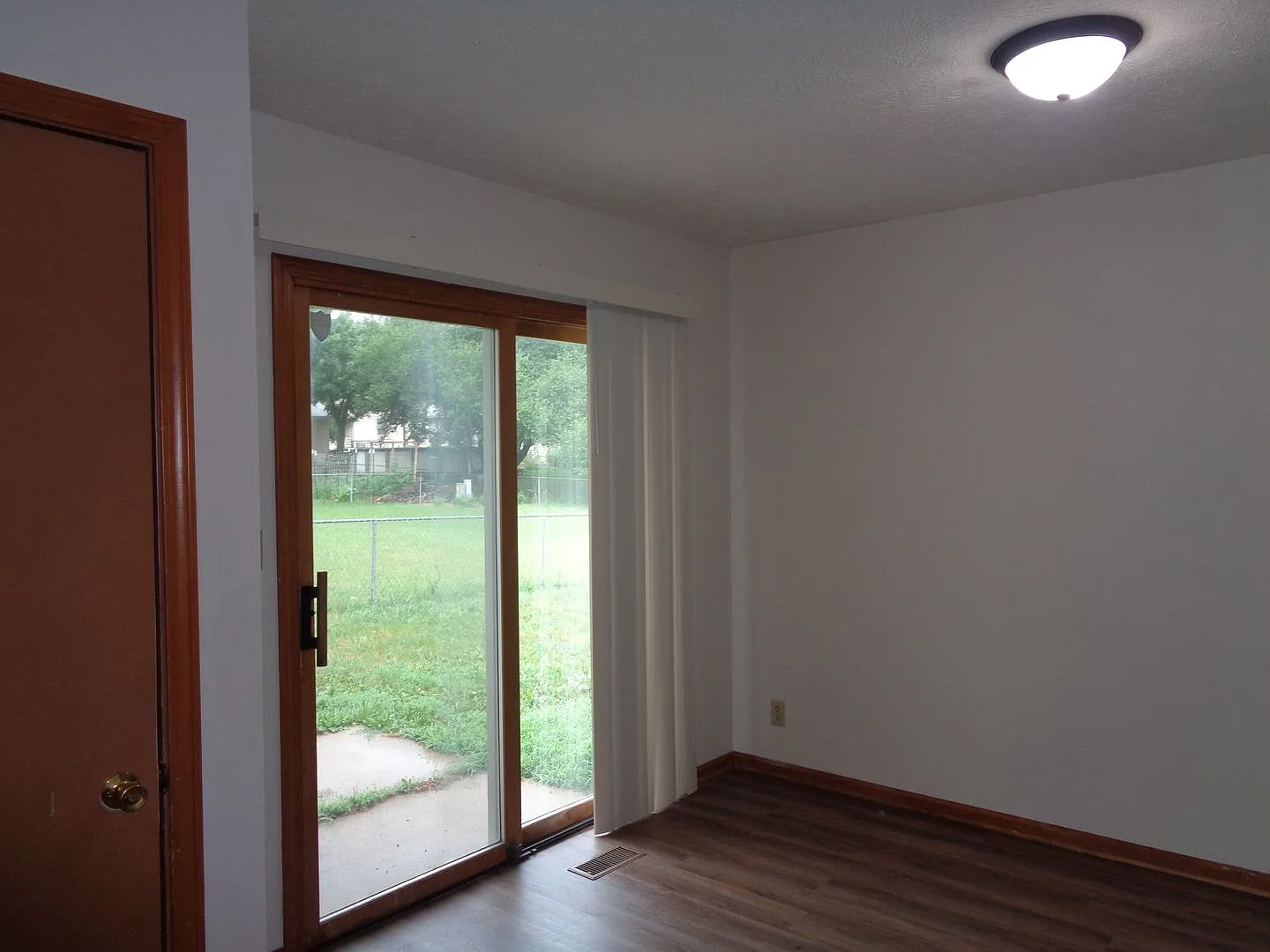 Spacious 3-Bedroom Home with Fenced Yard $1,700/mo — Photo 3