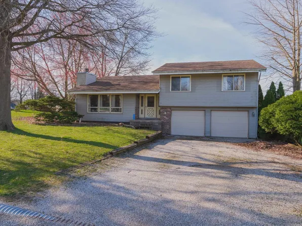 19473 Trade Wind Dr, Bloomington, IL 61705