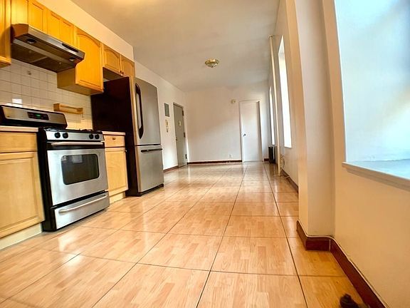 3rd image of 301 E 88th St #3F