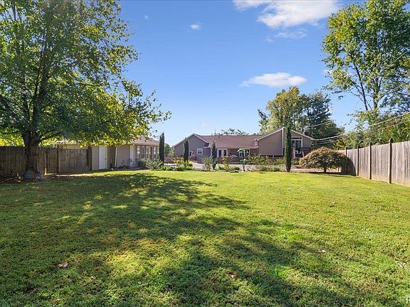 3rd image of 2718 Pine Tree Dr