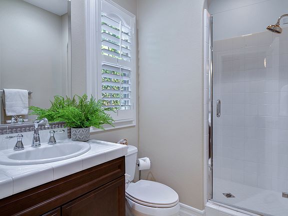 1st Floor En-Suite Bathroom