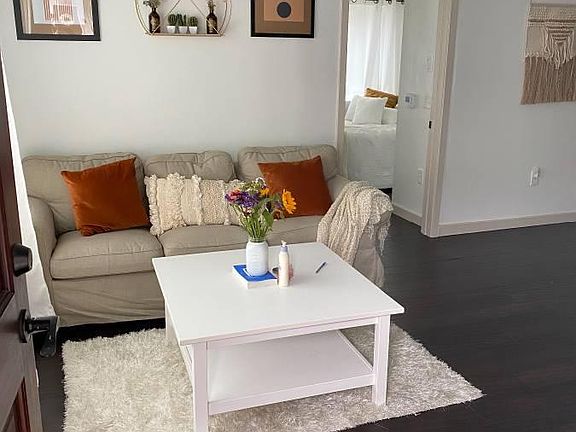 2nd image of 1419 De La Vina St APT B