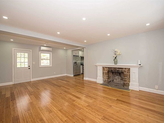 5th image of 624 Glen Cove Rd