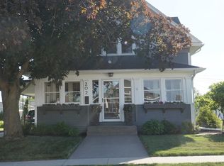 202 N 6th St, Bellevue, IA 52031