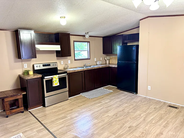 1687 Interstate Highway 35 N — Photo 4