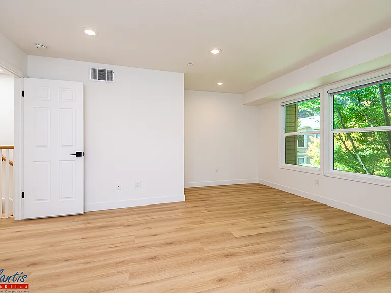 990 La Mesa Ter #F — Photo 11