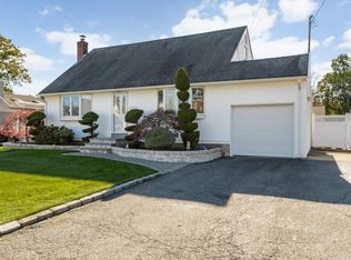 266 N Rutherford Ave, Massapequa, NY 11758