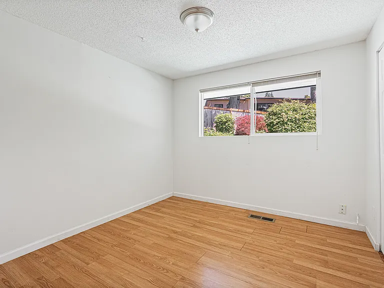 10434 NE 16th Pl — Photo 8
