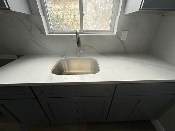 4th image of 1011 Bennett St