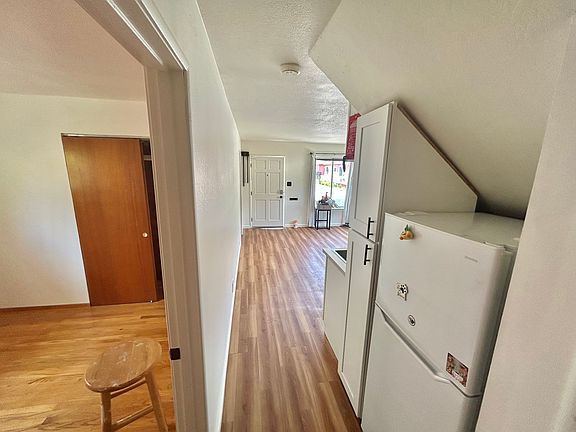 End of hallway leading to bathroom and 2nd bedroom, viewing front door.