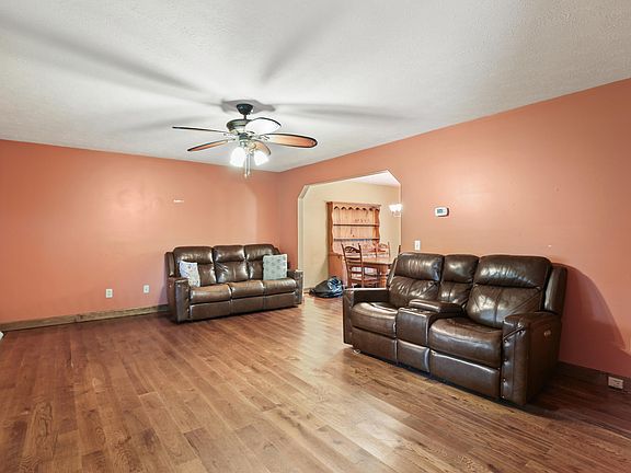 4th image of 322 Spring Cut Cir
