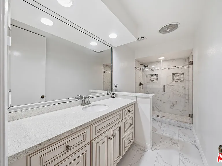 141 S Linden Dr #206 — Photo 32