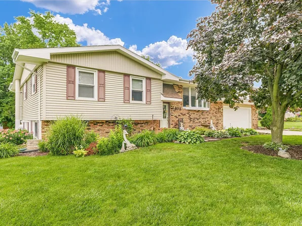 805 Crestview Ct, Monticello, IL 61856