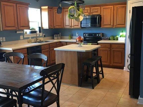 3rd image of 33 Waters Edge Ln