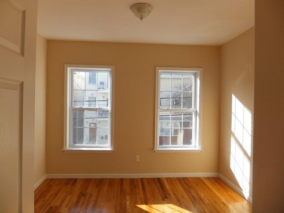 Bright bedroom facing South gets plenty of sunlight