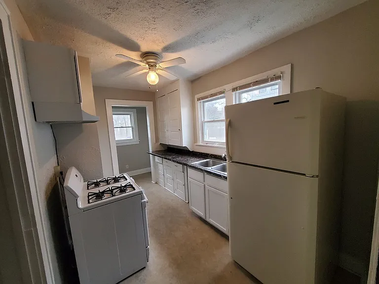 924 Hamlin St — Photo 8