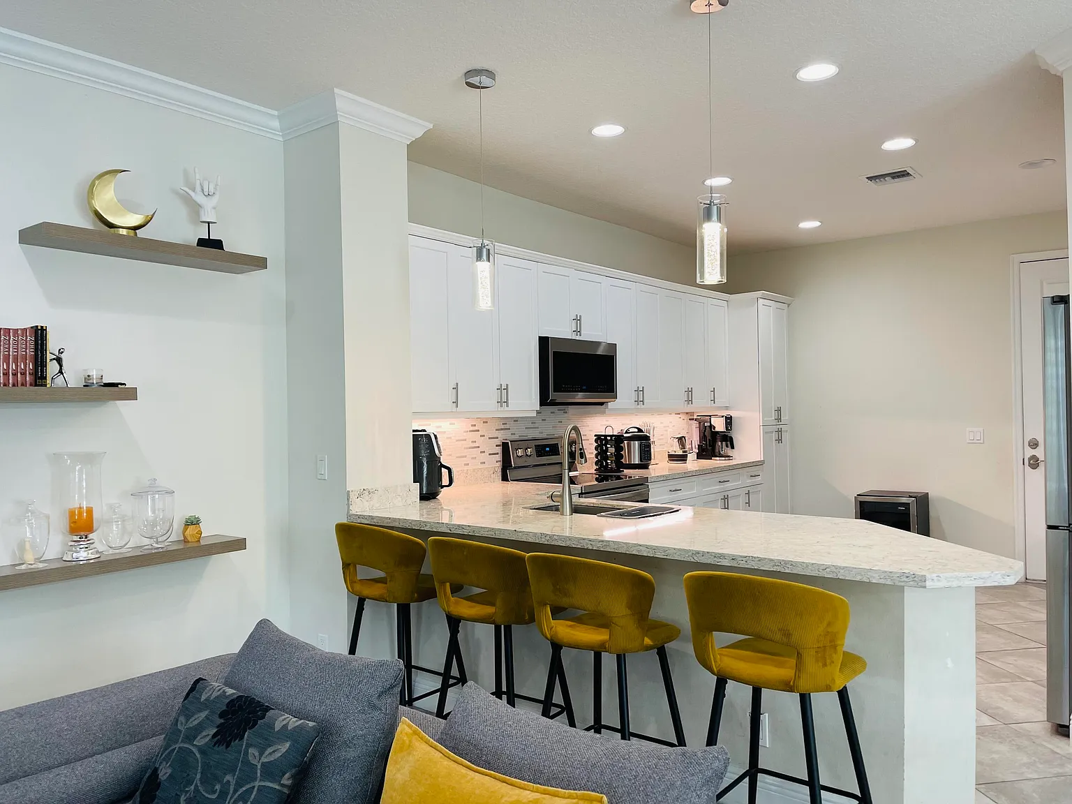 3 bed, 2.5 bath, 2335 sqft, $7,500 — Photo 2