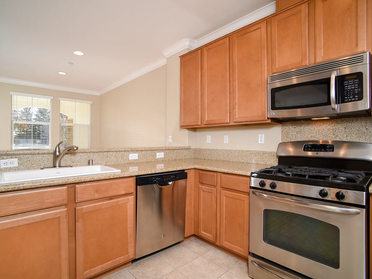 3 bed, 2.5 bath, 1751 sqft, $2,350 — Photo 1
