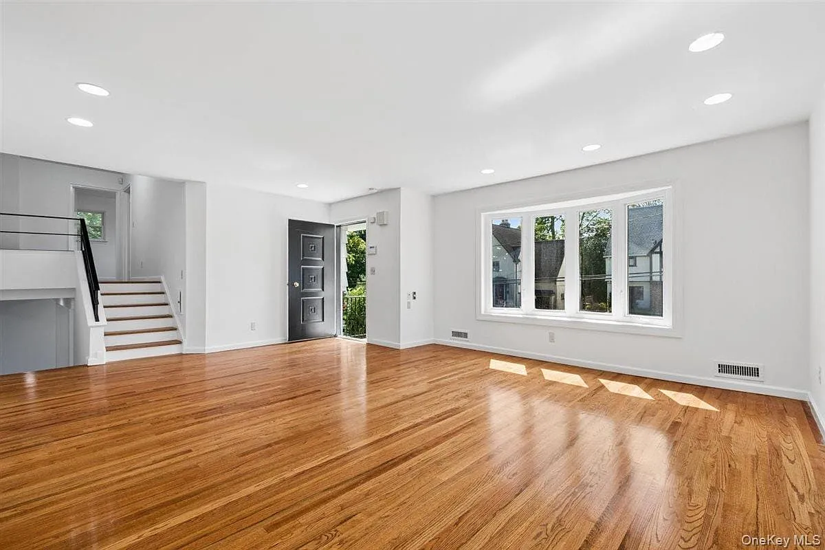 3 bed, 2.0 bath, 1942 sqft, $7,500 — Photo 2