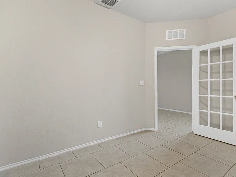 10719 Noble Cyn — Photo 7