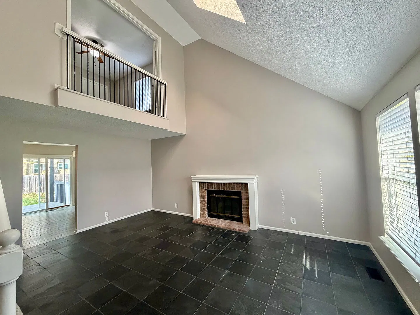  10639 Spacious Duplex in Prime Location + Finished Basement + Award Winning Blue Valley Schools — Photo 3
