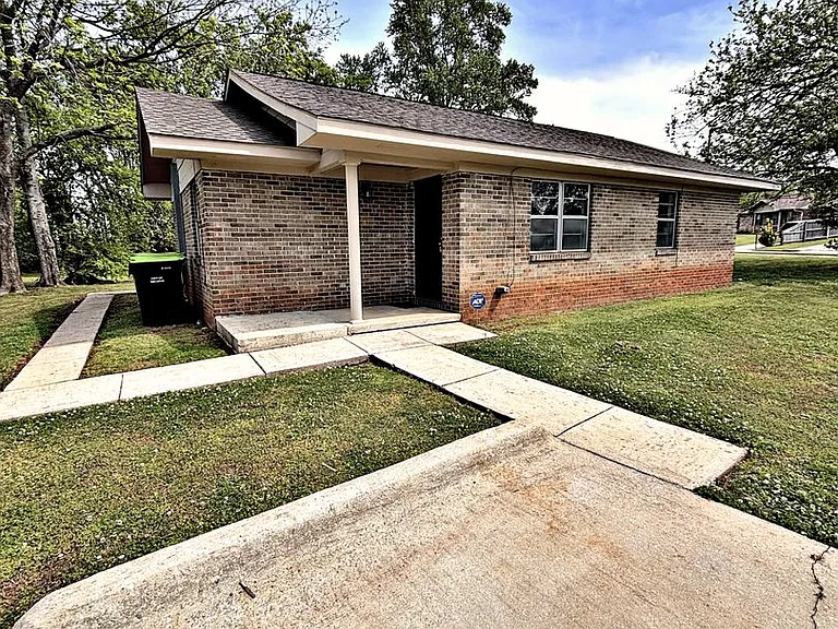 102 Elm Ct NE — Photo 1